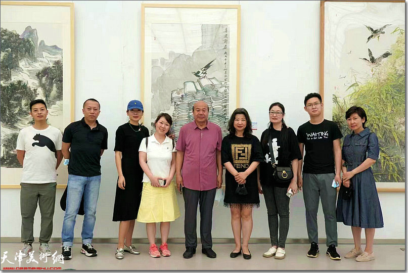 孟庆占老师与学生们在展览现场。