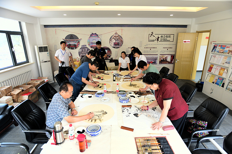 博纳英才公益组织与“三实学堂”书画院书画家在天津市社会组织党群活动服务中心创作。