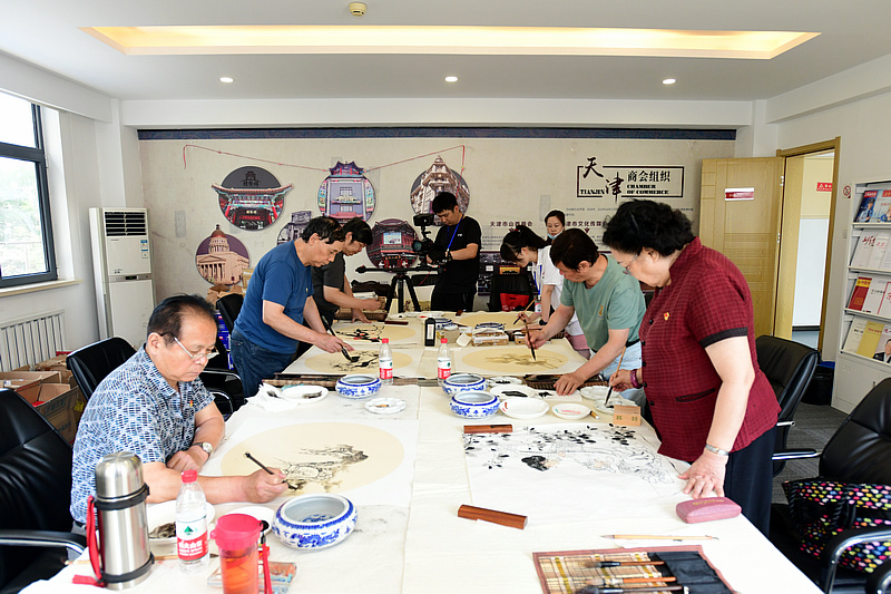 博纳英才公益组织与“三实学堂”书画院书画家在天津市社会组织党群活动服务中心创作。