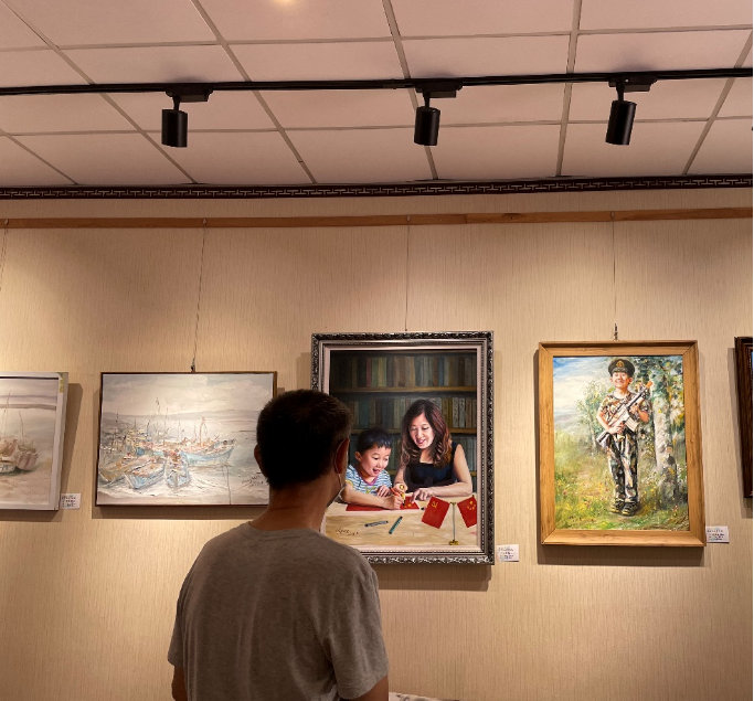 青年女画家俊伊油画作品展现场
