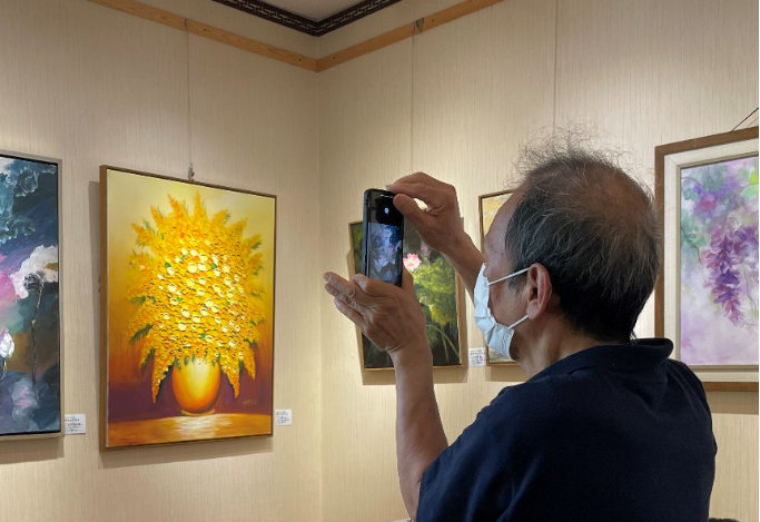 青年女画家俊伊油画作品展现场