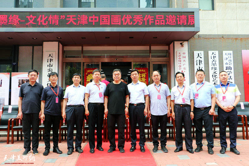 河南省人大社会建设委员会主任委员刘继标、王天洪、王正义、黄克敬等在展览现场。