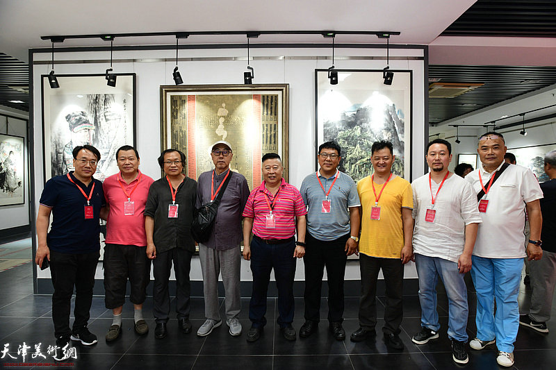 左起：张晓彦、谭乃麟、杨惠东、高博、吕大江、徐文汉、白鹏、董玉飞、郭妙毅在展览现场。