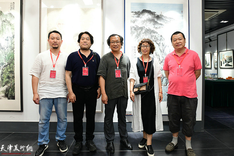 左起：董玉飞、朱彦民、杨惠东、聂瑞辰、谭乃麟在展览现场。