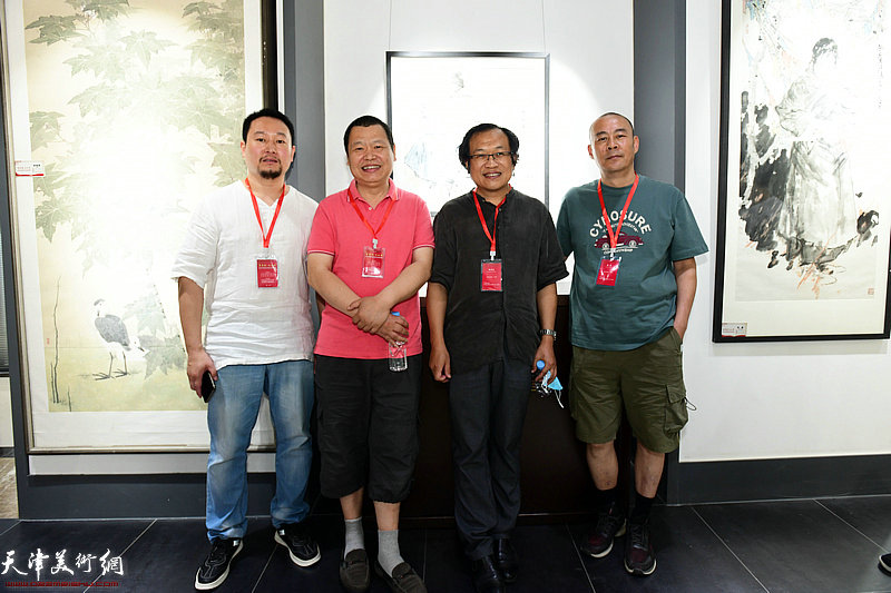左起：董玉飞、谭乃麟、杨惠东、徐展在展览现场。