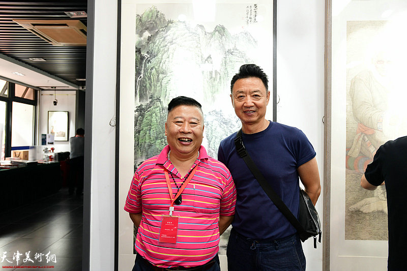 吕大江、李旺在展览现场。