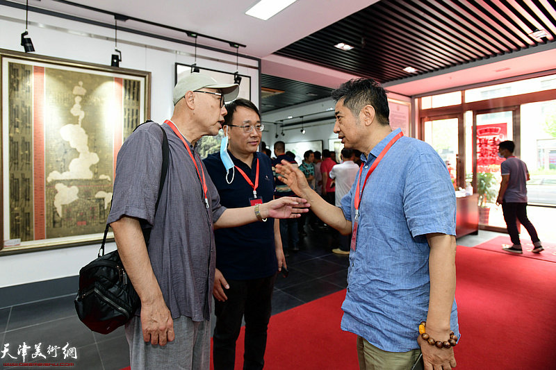 王爱宗、高博、张晓彦在展览现场交流。