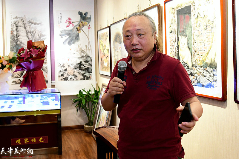 天津美术家协会水彩艺术委员会秘书长朱志刚发言。