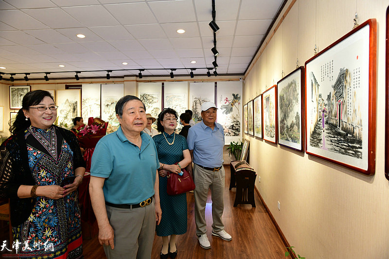 王蔓榕陪同毓峋、李士青、徐奎观赏展出的作品。