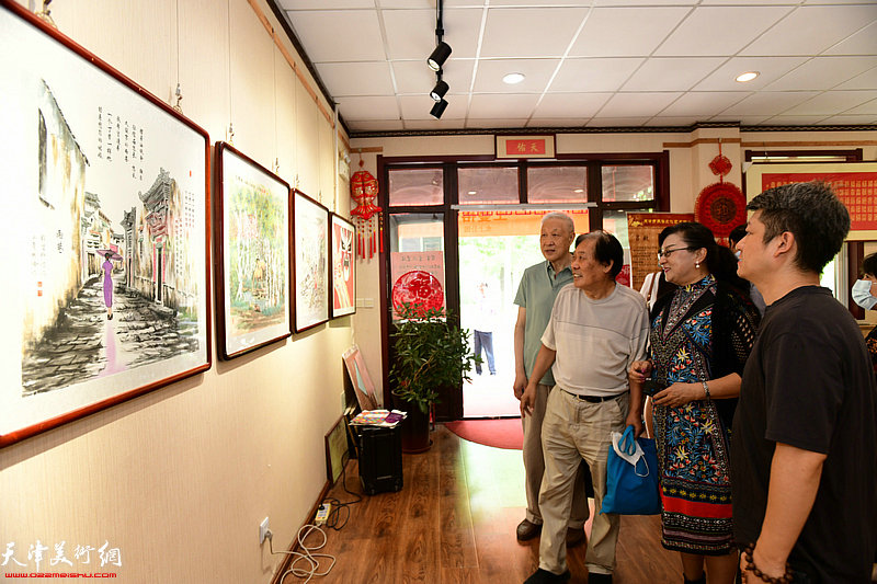 王蔓榕陪同王峰、郝宝善、许韵彤观赏展出的作品。