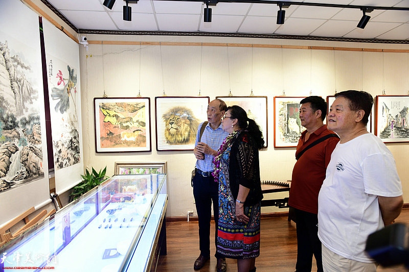 王蔓榕陪同张学强、刘经章、刘鸿骏观赏展出的作品。
