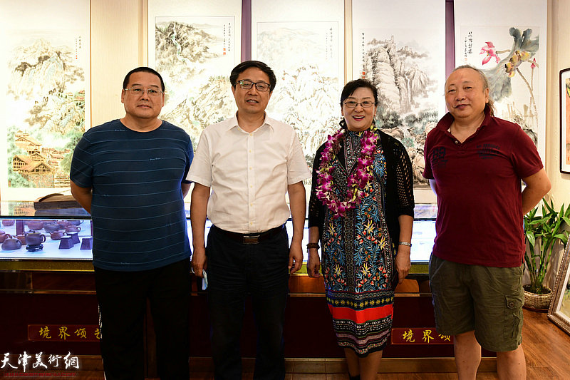 左起：翁大洪、缪明、王蔓榕、朱志刚在画展现场。