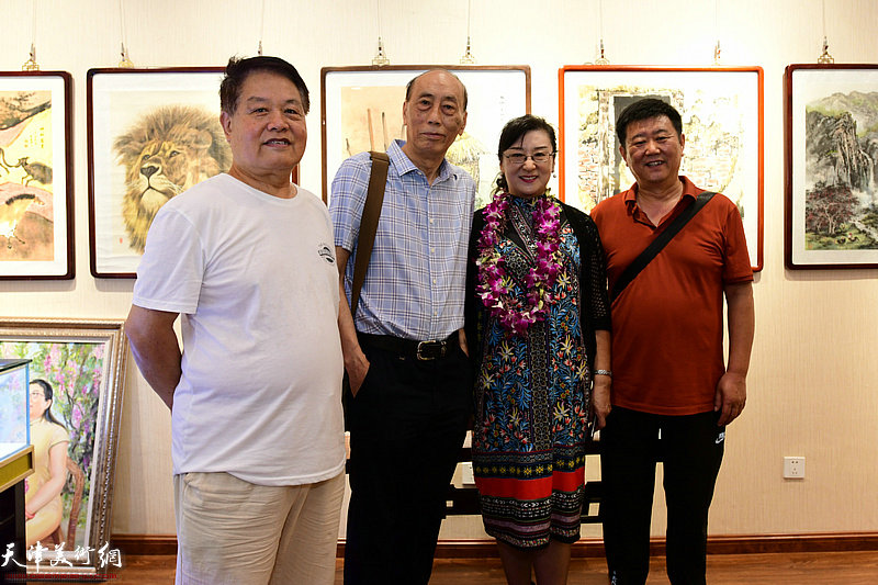 左起：刘鸿骏、张学强、王蔓榕、刘经章在画展现场。