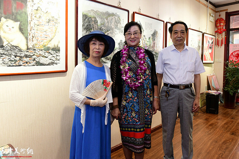 左起：白慧茹、王蔓榕、崔炳顺在画展现场。