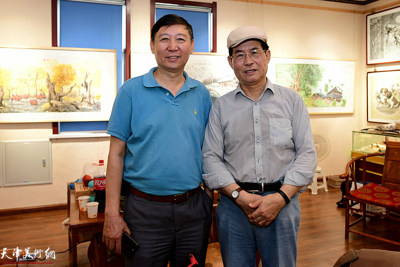 潘仰锋、杨东在画展现场。
