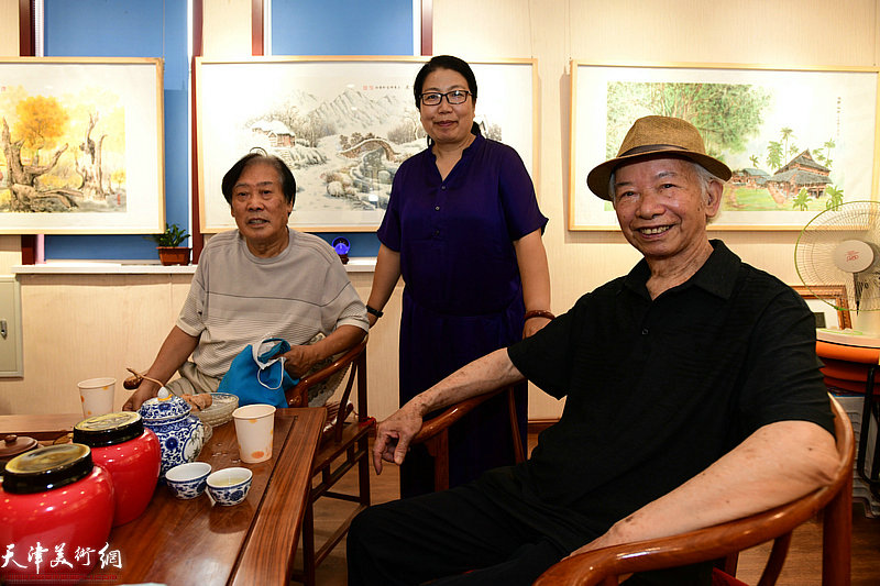 左起：王峰、宋崇会、庄征在画展现场。