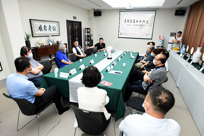 “瓷情扇缘”作品研讨会现场。