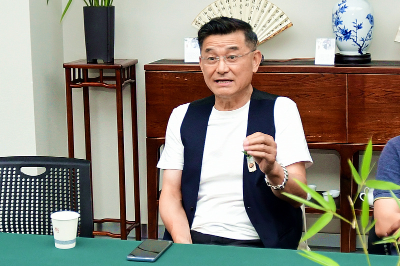 散文家、专栏作家张传伦发言。