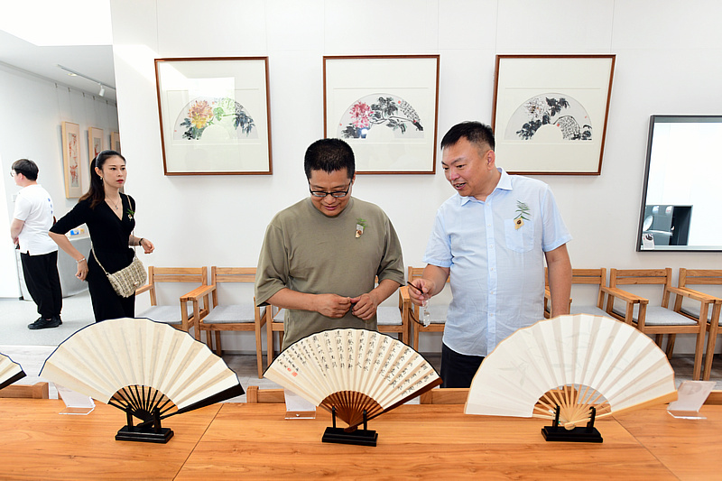 范权、闫勇、宋晗观赏展出的作品。