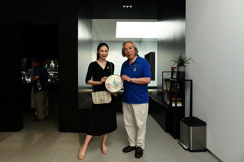 霍春阳、宋晗在观照轩之观窑瓷·名家扇津派艺术展现场。