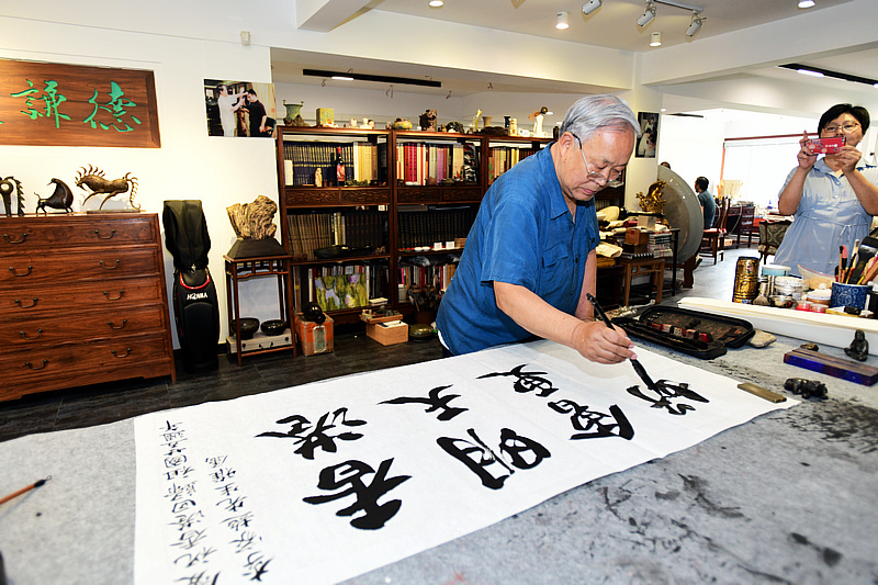 唐云来先生为香港特区政府书写：香港明天会更好。