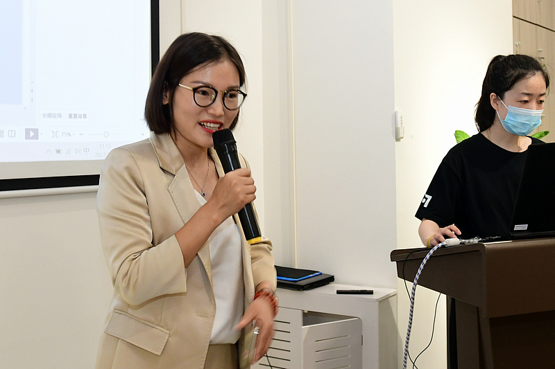 艾薇女士主持画展开幕仪式。