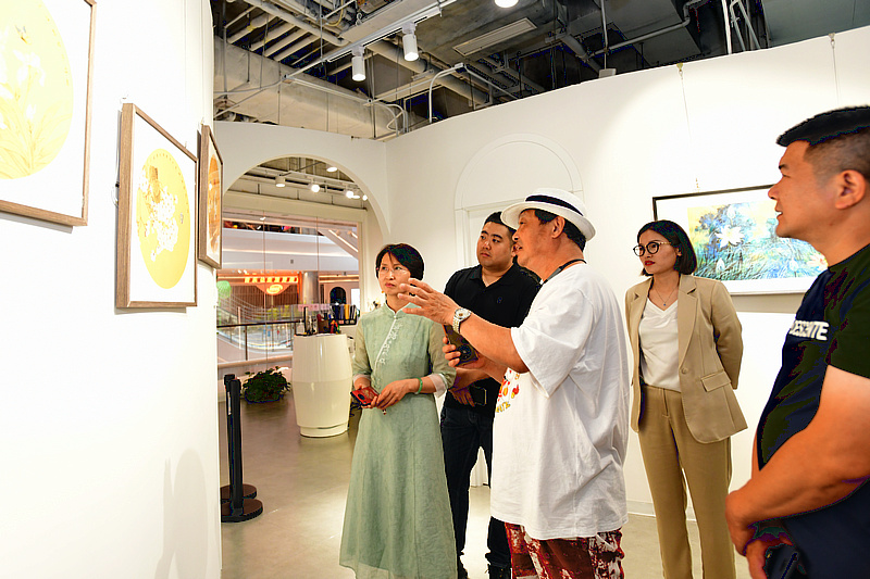 刘志君老师向大家介绍展出的作品。