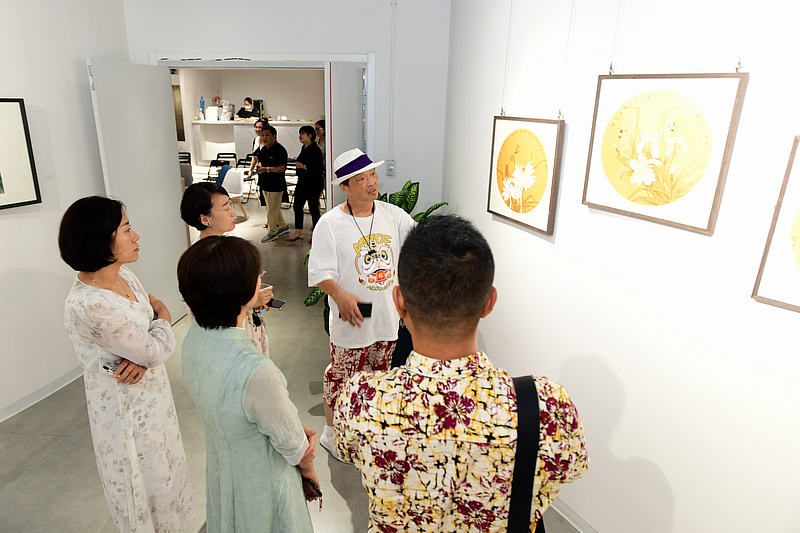 刘志君老师向大家介绍展出的作品。