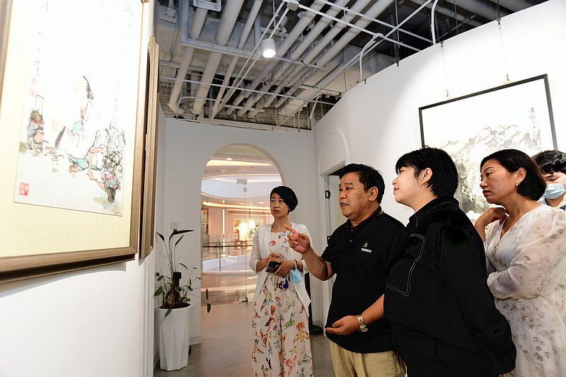 李耀春老师向大家介绍展出的作品。