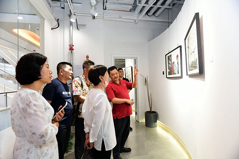 白鹏老师向大家介绍展出的作品。