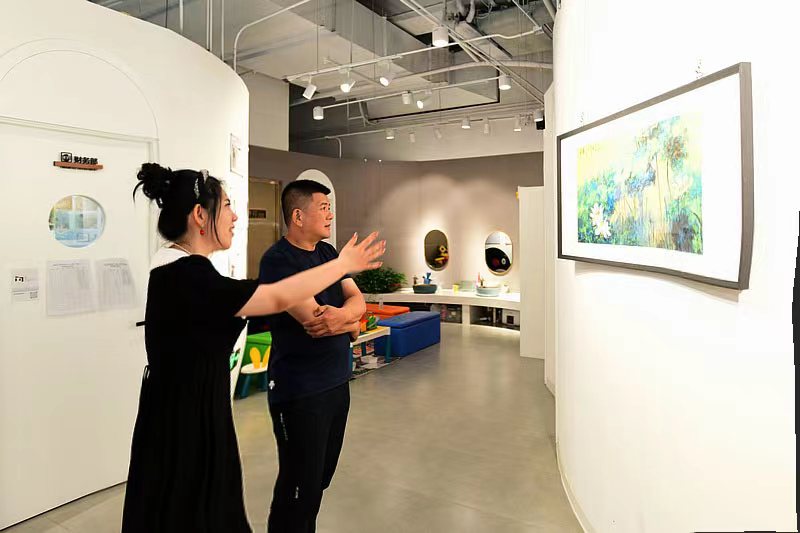 策展人徐红梅向嘉宾介绍展出的作品。