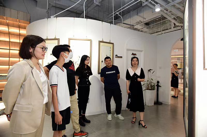 策展人徐红梅向嘉宾介绍展出的作品。