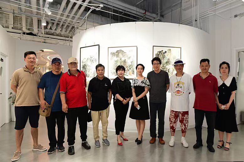 左起：王林、侯金利、李英杰、李耀春、贾茹、郑寰、晏平、刘志君、徐红梅在画展现场。