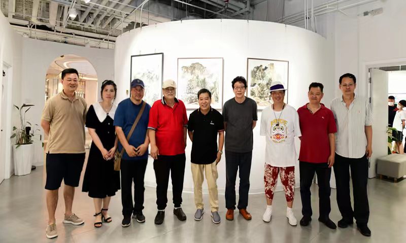 左起：王林、徐红梅、侯金利、李英杰、李耀春、晏平、白鹏、潘津生在画展现场。