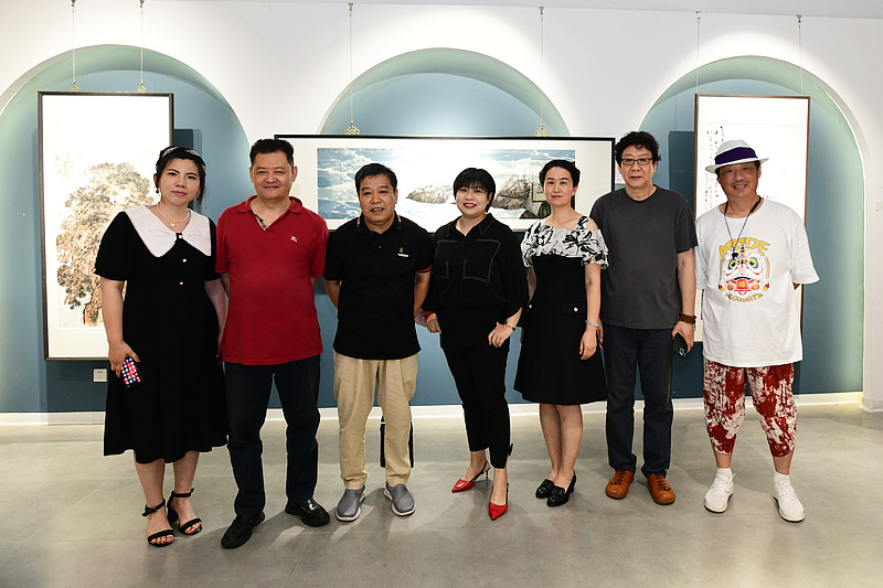 左起：徐红梅、白鹏、李耀春、贾茹、郑寰、晏平、刘志君在画展现场。