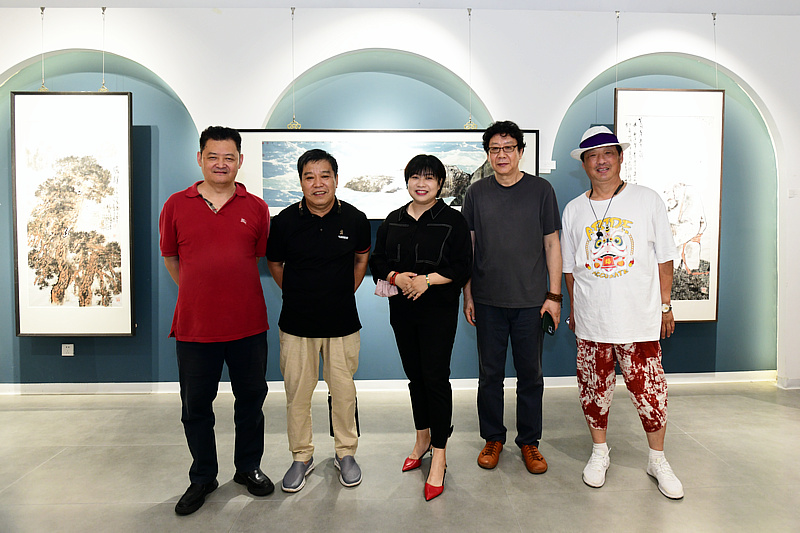 左起：白鹏、李耀春、贾茹、晏平、刘志君在画展现场。