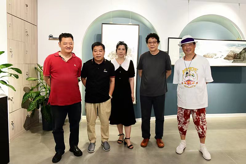 左起：白鹏、李耀春、徐红梅、晏平、刘志君在画展现场。