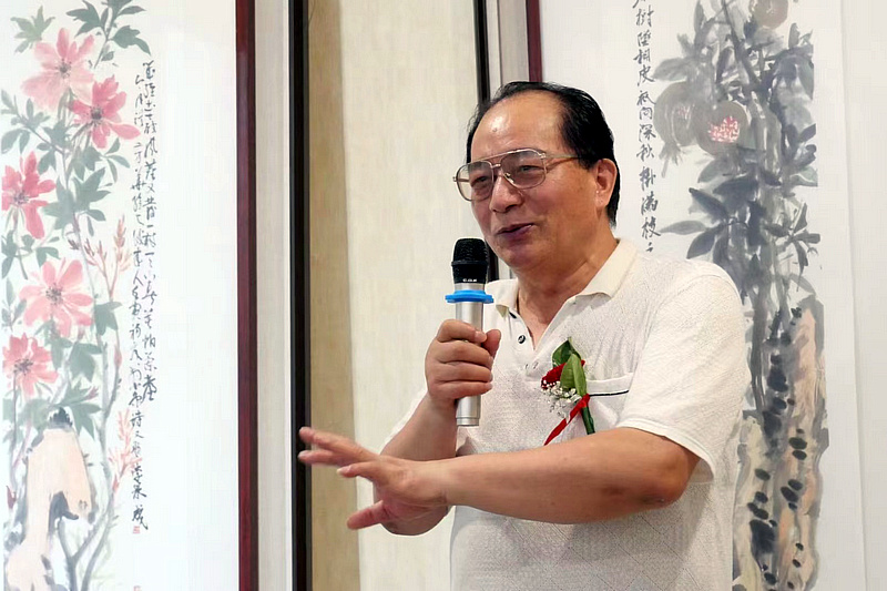 原济宁市市长，现任中国老年书画研究会执行会长王连（廉）秀讲话。