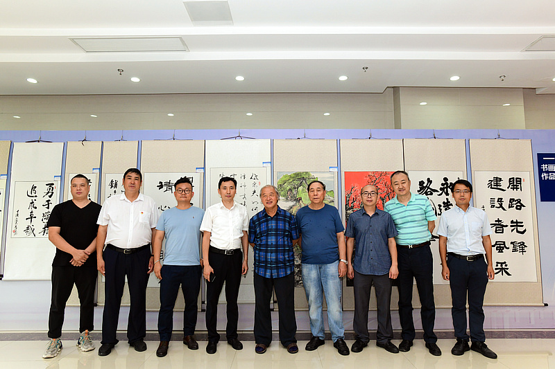 天津书画家一行与公司负责人在职工书画摄影展现场。