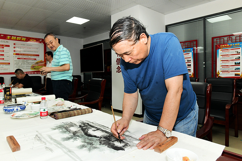 郭凤祥在书画活动现场。