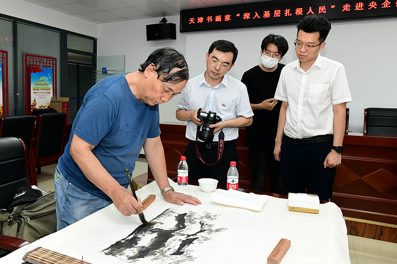 郭凤祥在书画活动现场。