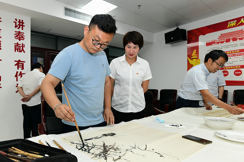 吴宗易在书画活动现场。