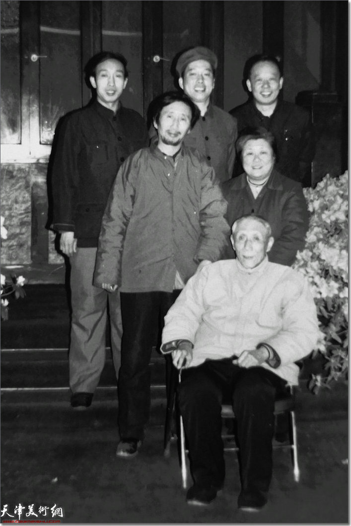 侯春林先生与严六符先生、书法家王千等1986