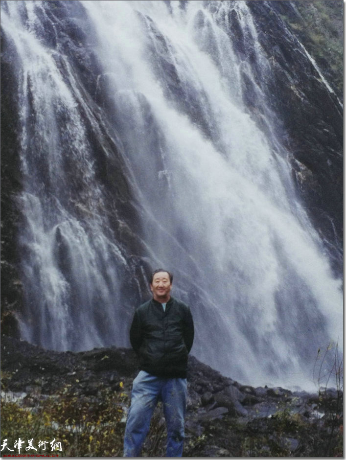 侯春林先生在川西写生。 1998年