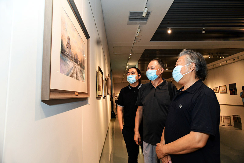 石增琇、乔雨林、尤翔观赏展出的作品。