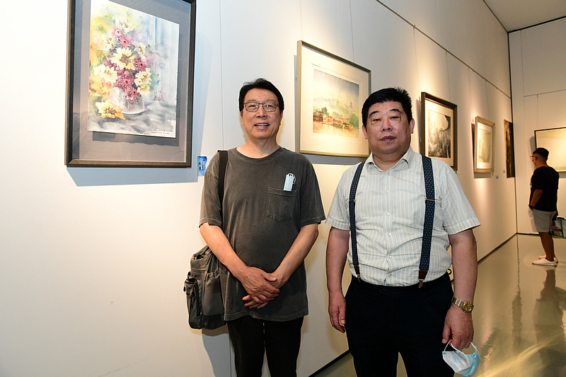刘书瀚、魏鸿达在画展现场。