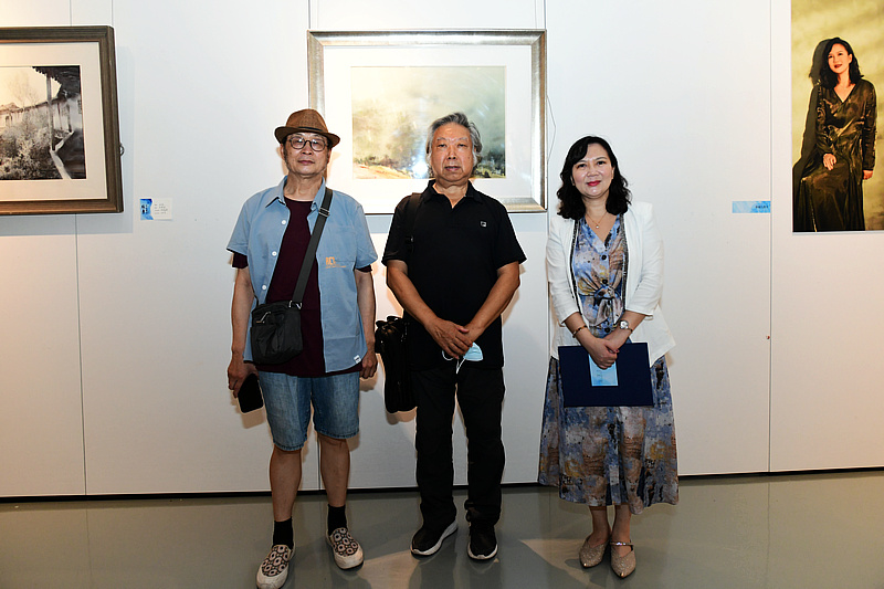 左起：贾建东、石增琇、刘巍在画展现场。