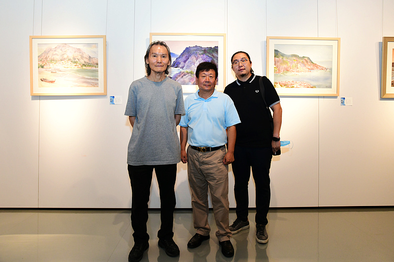 左起：郭雅希、帅起、尤翔在画展现场。