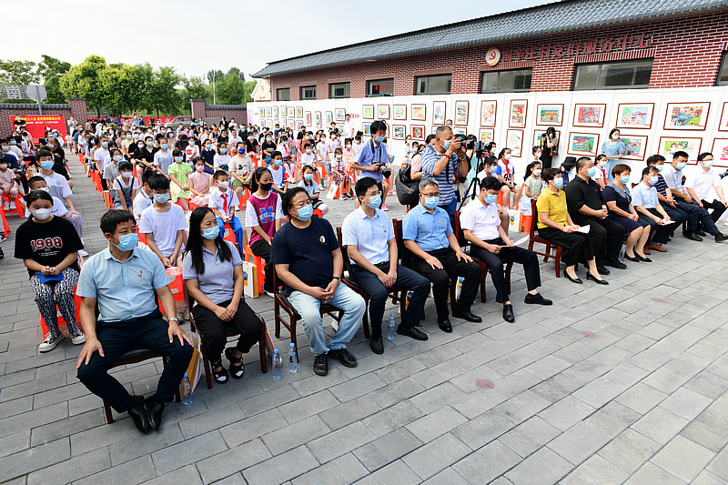 首届武清区“南辛庄杯”少儿美术作品展开幕现场。