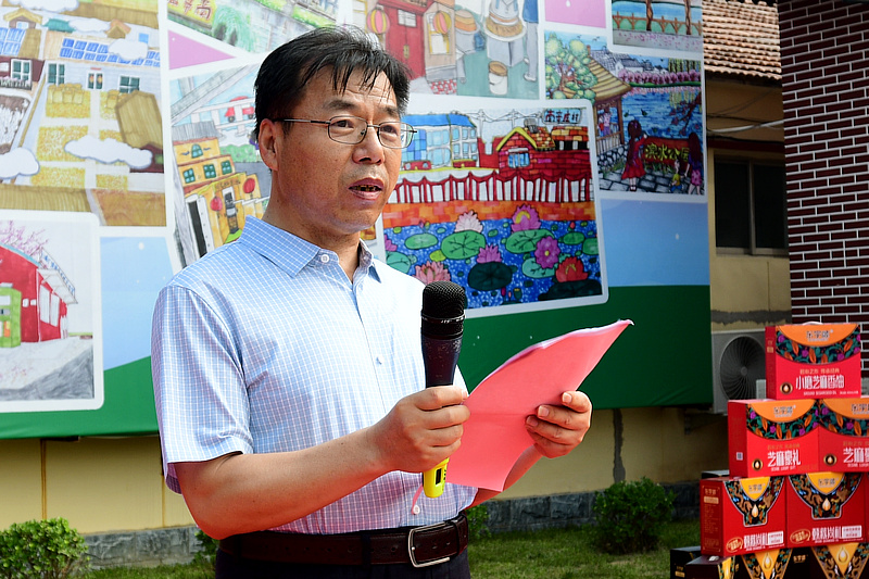 武清区名师工作室文化领域领衔专家王宏志介绍本届少儿美术作品展工作情况。